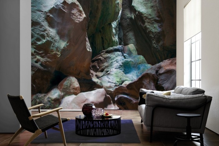 Im Wohnzimmer die Fototapete Felswand in einer Höhle auf einer großen Wand tapeziert. Die Fototapete Felswand in einer Höhle ist als Vlies-Fototapete im Wohnzimmer leicht zu tapezieren.