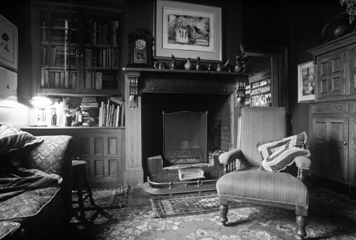 Die Fototapete Wohnzimmer mit Kamin, schwarz-weiß, eine Vlies-Fototapete bei Livingwalls Cologne online kaufen. Die Fototapete Wohnzimmer mit Kamin, schwarz-weiß ist eine Fototapete auf Maß.