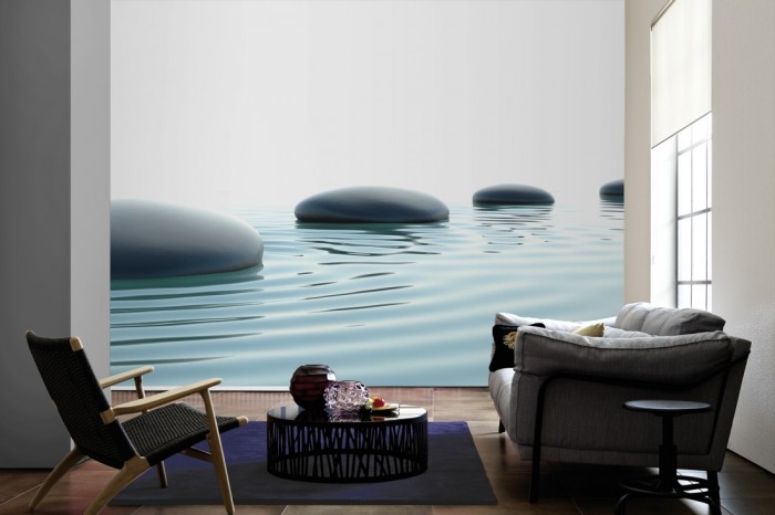 Im Wohnzimmer die Fototapete Wellness, Wellness-Steine im Wasser auf einer großen Wand tapeziert. Die Fototapete Wellness, Wellness-Steine im Wasser ist als Vlies-Fototapete im Wohnzimmer leicht zu tapezieren.