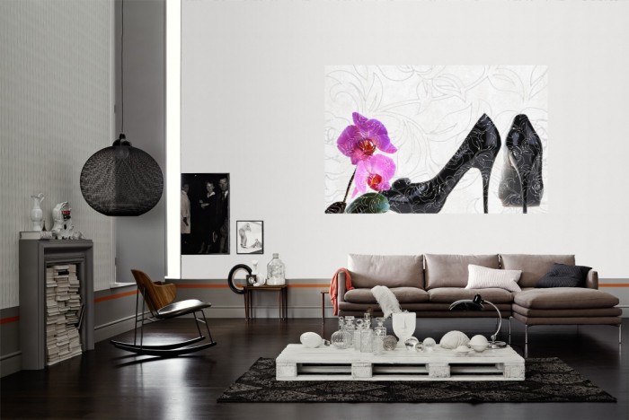Die Design-Fototapete Orchidee und Schuhe, Artwork als Wandbild im Wohnzimmer. Die Vlies-Design-Fototapete Orchidee und Schuhe, Artwork verschönert als Wandbild Deine Wand.