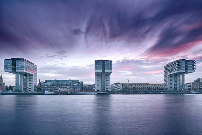 Die Fototapete Köln Kranhäuser bei Dämmerung, Rheinauhafen, eine Vlies-Fototapete bei Livingwalls Cologne online kaufen. Die Fototapete Köln Kranhäuser bei Dämmerung, Rheinauhafen ist eine Fototapete auf Maß.