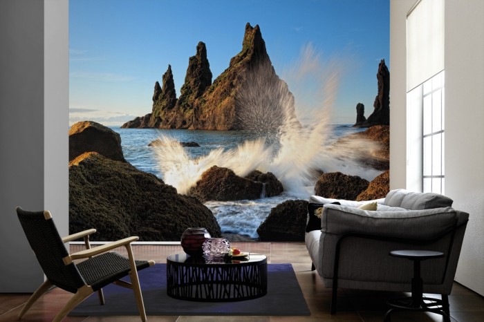 Im Wohnzimmer die Fototapete Felsen im Meer auf einer großen Wand tapeziert. Die Fototapete Felsen im Meer ist als Vlies-Fototapete im Wohnzimmer leicht zu tapezieren.