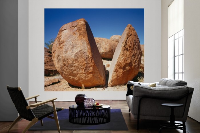 Die Fototapete Australien, Devils Marbles als große Bildtapete im Wohnzimmer. Als Bildtapete ist die Fototapete Australien, Devils Marbles ein besonderes Highlight auf Vliestapete.