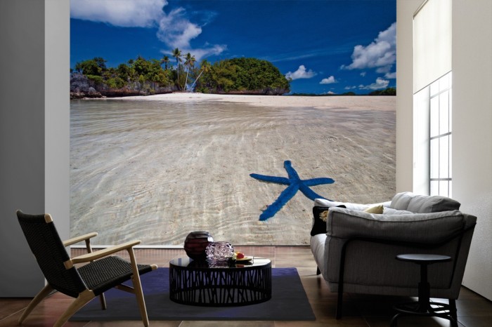 Im Wohnzimmer die Fototapete Strand der Malediven mit Seestern auf einer großen Wand tapeziert. Die Fototapete Strand der Malediven mit Seestern ist als Vlies-Fototapete im Wohnzimmer leicht zu tapezieren.