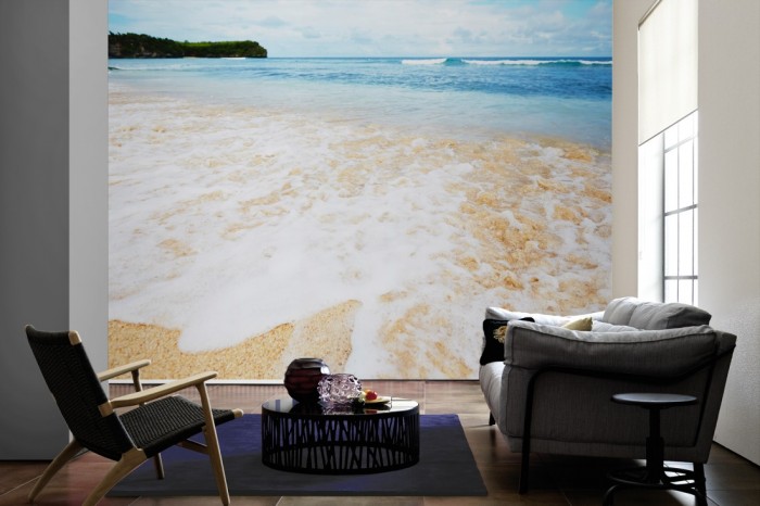 Im Wohnzimmer die Fototapete Bali, Strand und Meer auf einer großen Wand tapeziert. Die Fototapete Bali, Strand und Meer ist als Vlies-Fototapete im Wohnzimmer leicht zu tapezieren.