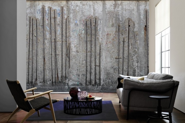 Im Wohnzimmer die Fototapete Beton Wand, alter Stahlbeton auf einer großen Wand tapeziert. Die Fototapete Beton Wand, alter Stahlbeton ist als Vlies-Fototapete im Wohnzimmer leicht zu tapezieren.