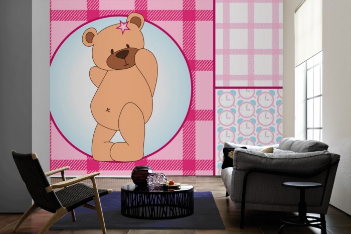 Im Wohnzimmer die Fototapete Bären-Girl, Patchwork-Design auf einer großen Wand tapeziert. Die Fototapete Bären-Girl, Patchwork-Design ist als Vlies-Fototapete im Wohnzimmer leicht zu tapezieren.