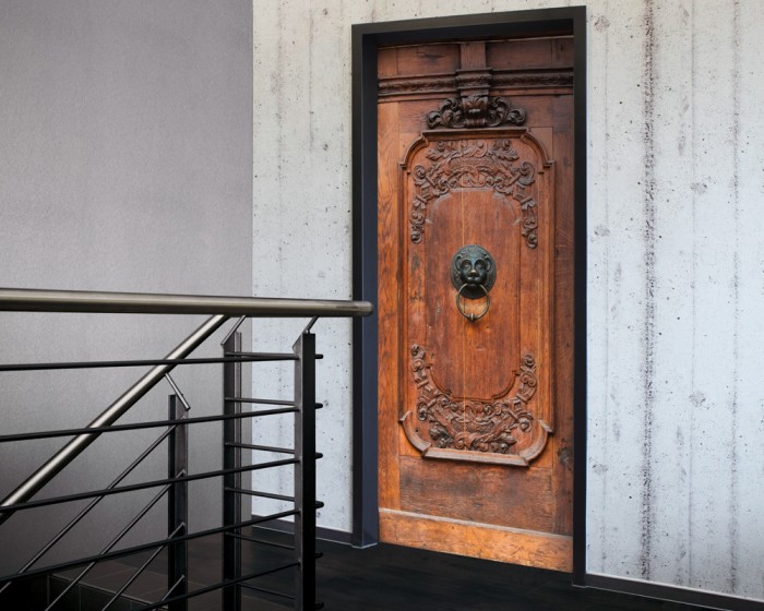 Ein Foto von der selbstklebenden Türtapete Klassische Holzvertäfelung aus Eiche tapeziert auf einer Tür. Bestelle Deine Türtapete online.