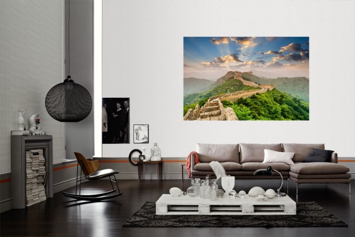 Die Fototapete Chinesische Mauer bei Sonnenuntergang als Wandbild im Wohnzimmer. Die Vlies-Fototapete Chinesische Mauer bei Sonnenuntergang verschönert als Wandbild Deine Wand.