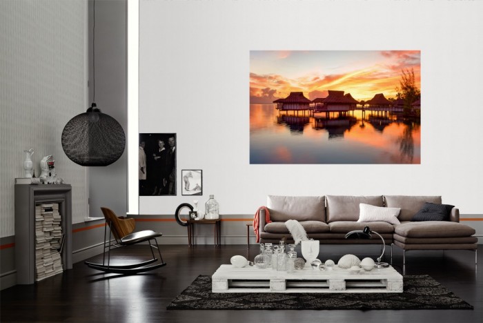 Die Fototapete Sonnenuntergang auf Bora Bora als Wandbild im Wohnzimmer. Die Vlies-Fototapete Sonnenuntergang auf Bora Bora verschönert als Wandbild Deine Wand.