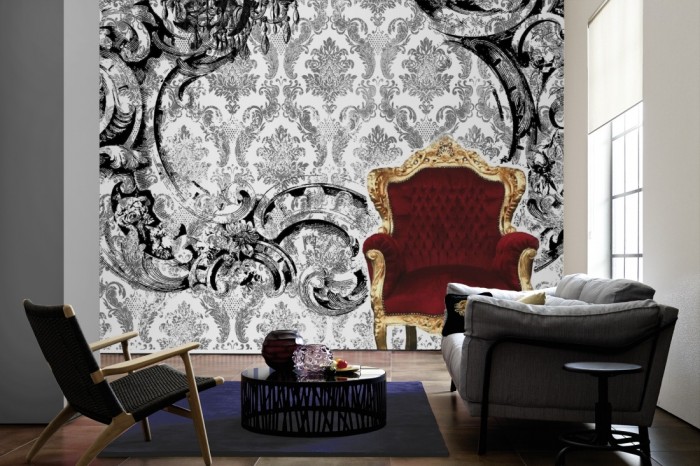 Im Wohnzimmer die Design-Fototapete Barock Sessel, Artwork auf einer großen Wand tapeziert. Die Design-Fototapete Barock Sessel, Artwork ist als Vlies-Fototapete im Wohnzimmer leicht zu tapezieren.