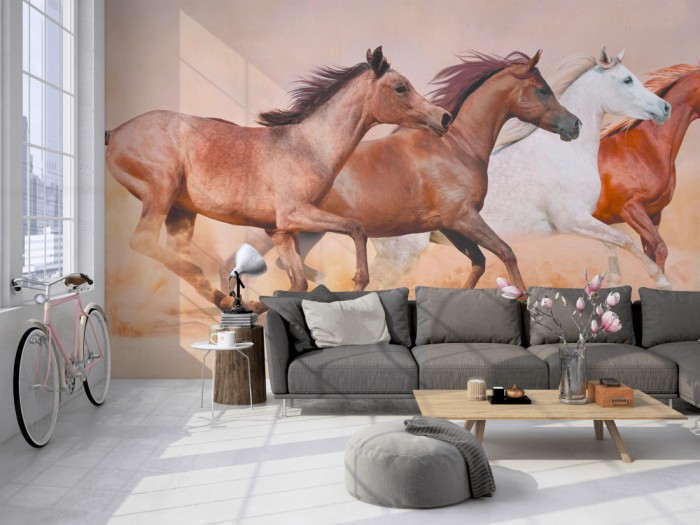 Die Fototapete Pferde im Galopp auf einer großen Wand im Loft tapeziert. Die Fototapete Pferde im Galopp wird individuell auf Deine Wand angepasst.