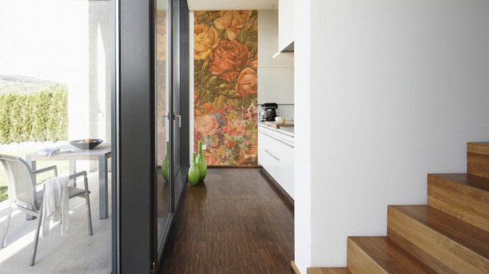 Ein Foto von dem Design-Fotopanel Stoff mit Rosen und Blüten tapeziert in der Küche. Bestelle Deine Bildtapete online.