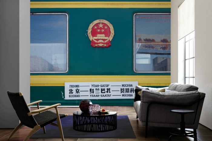 Im Wohnzimmer die Fototapete Chinesischer Waggon auf einer großen Wand tapeziert. Die Fototapete Chinesischer Waggon ist als Vlies-Fototapete im Wohnzimmer leicht zu tapezieren.