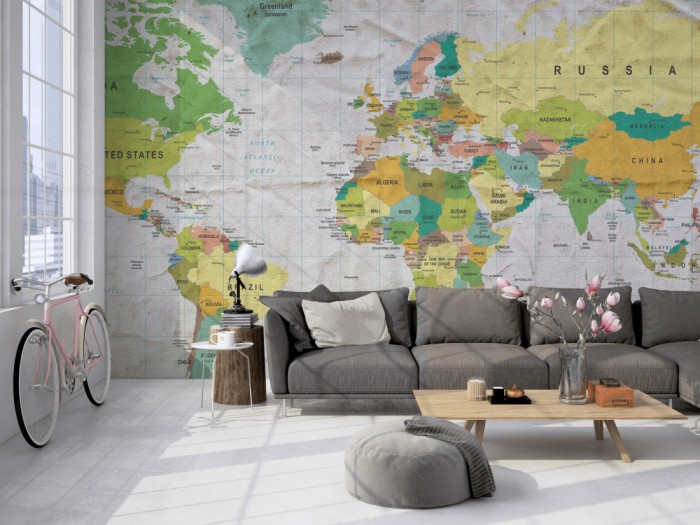 Die Fototapete Weltkarte, farbig im Vintage-Look auf einer großen Wand im Loft tapeziert. Die Fototapete Weltkarte, farbig im Vintage-Look wird individuell auf Deine Wand angepasst.