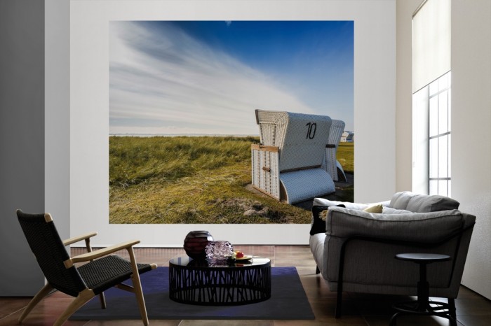 Die Fototapete Sylt, Strandkorb in den Dünen als große Bildtapete im Wohnzimmer. Als Bildtapete ist die Fototapete Sylt, Strandkorb in den Dünen ein besonderes Highlight auf Vliestapete.