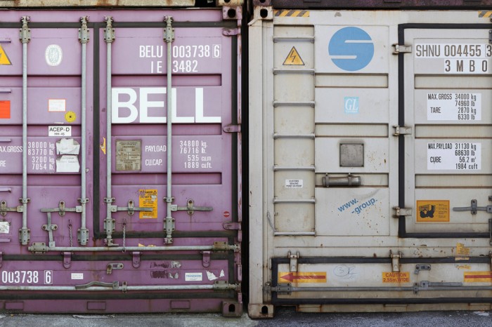 Die Fototapete Metall Wand, Container, eine Vlies-Fototapete bei Livingwalls Cologne online kaufen. Die Fototapete Metall Wand, Container ist eine Fototapete auf Maß.