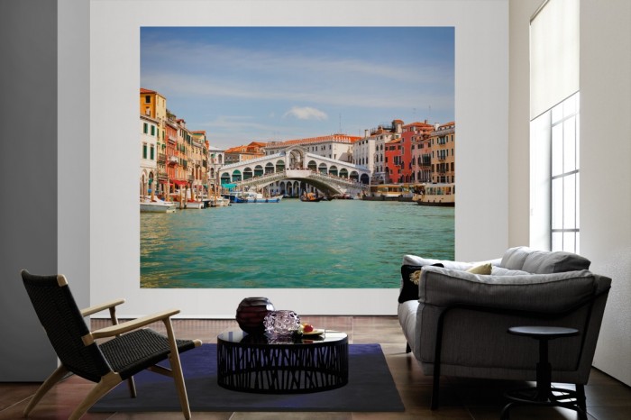 Die Fototapete Venedig, Rialto Brücke als große Bildtapete im Wohnzimmer. Als Bildtapete ist die Fototapete Venedig, Rialto Brücke ein besonderes Highlight auf Vliestapete.