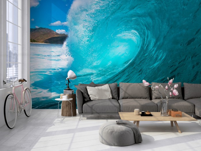 Die Fototapete Welle im Meer von Hawaii, USA auf einer großen Wand im Loft tapeziert. Die Fototapete Welle im Meer von Hawaii, USA wird individuell auf Deine Wand angepasst.