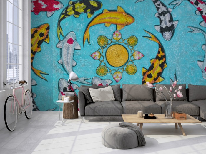 Die Design-Fototapete Koi Fische, Artwork auf einer großen Wand im Loft tapeziert. Die Design-Fototapete Koi Fische, Artwork wird individuell auf Deine Wand angepasst.