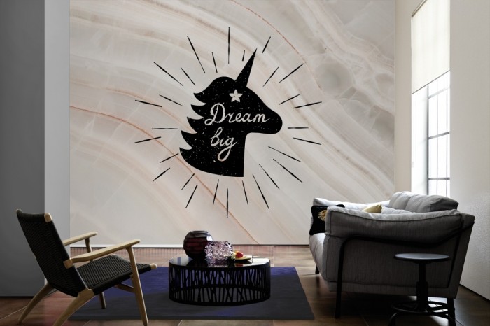 Im Wohnzimmer die Fototapete Einhorn Design auf Marmor Tapete auf einer großen Wand tapeziert. Die Fototapete Einhorn Design auf Marmor Tapete ist als Vlies-Fototapete im Wohnzimmer leicht zu tapezieren.