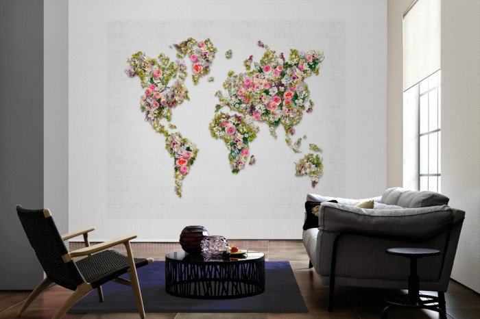 Die Fototapete Weltkarte aus Blumen als große Bildtapete im Wohnzimmer. Als Bildtapete ist die Fototapete Weltkarte aus Blumen ein besonderes Highlight auf Vliestapete.