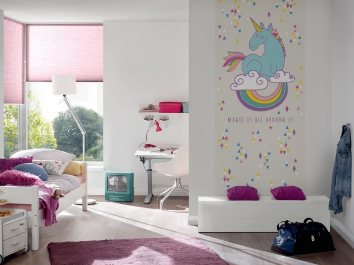 Ein Foto von dem Design-Fotopanel blaues Einhorn auf weißen Wolken tapeziert im Kinderzimmer. Bestelle Deine Bildtapete online.