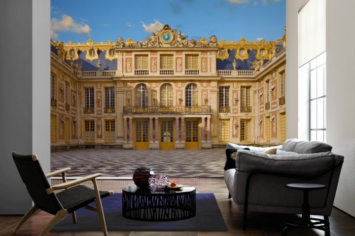 Im Wohnzimmer die Fototapete Schloss Versailles, Paris auf einer großen Wand tapeziert. Die Fototapete Schloss Versailles, Paris ist als Vlies-Fototapete im Wohnzimmer leicht zu tapezieren.