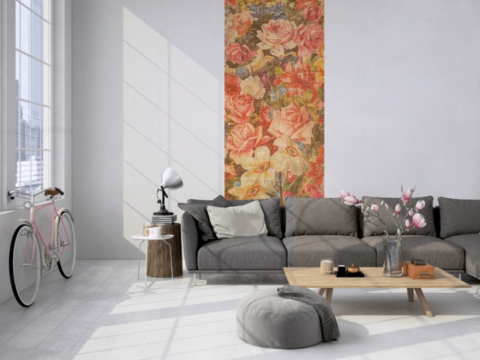 Das Design-Fotopanel Stoff mit buntem Blumenmeer tapeziert in einem Loft. Bestelle die Bildtapete für Deine Wand online.