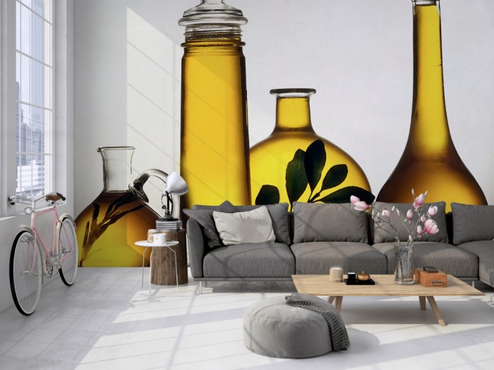 Die Fototapete Olivenöl in Glasflaschen auf einer großen Wand im Loft tapeziert. Die Fototapete Olivenöl in Glasflaschen wird individuell auf Deine Wand angepasst.