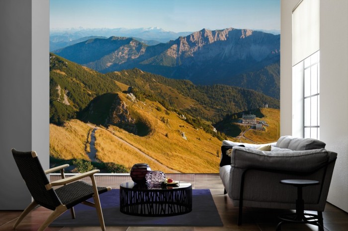 Im Wohnzimmer die Fototapete Bergpanorama in Südtirol auf einer großen Wand tapeziert. Die Fototapete Bergpanorama in Südtirol ist als Vlies-Fototapete im Wohnzimmer leicht zu tapezieren.