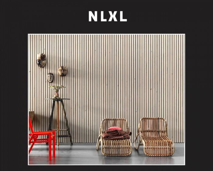 Die NLXL Tapete TIM-03 Timber Strips von Piet Hein Eek tapeziert an einer Wand.