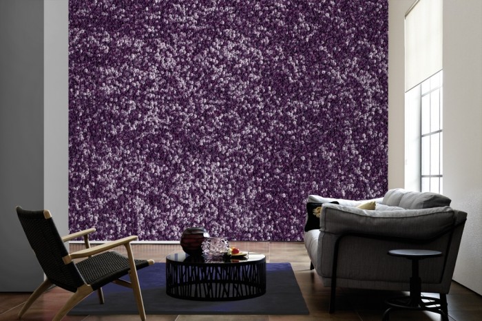 Im Wohnzimmer die Fototapete Violette Glaskugeln auf einer großen Wand tapeziert. Die Fototapete Violette Glaskugeln ist als Vlies-Fototapete im Wohnzimmer leicht zu tapezieren.