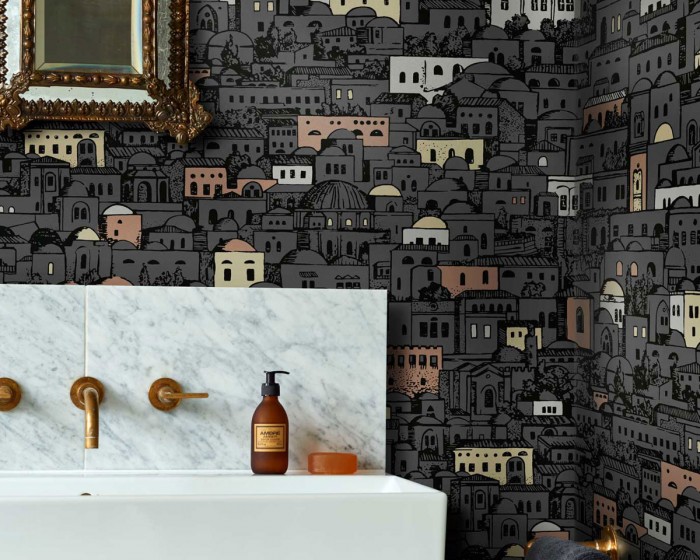 Die Fornasetti Tapete 114/7014 Mediterranea auf einer Wand tapeziert