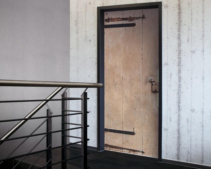 Ein Foto von der selbstklebenden Türtapete Alte Scheunentür tapeziert auf einer Tür. Bestelle Deine Türtapete online.