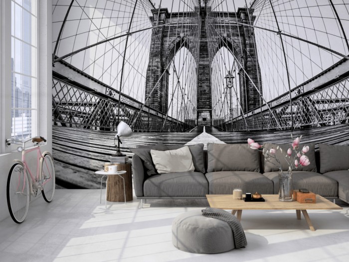 Die Fototapete Brooklyn Bridge in New York, schwarz-weiß auf einer großen Wand im Loft tapeziert. Die Fototapete Brooklyn Bridge in New York, schwarz-weiß wird individuell auf Deine Wand angepasst.