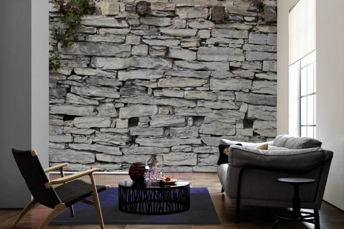 Im Wohnzimmer die Fototapete Stein Wand, Naturstein alt auf einer großen Wand tapeziert. Die Fototapete Stein Wand, Naturstein alt ist als Vlies-Fototapete im Wohnzimmer leicht zu tapezieren.