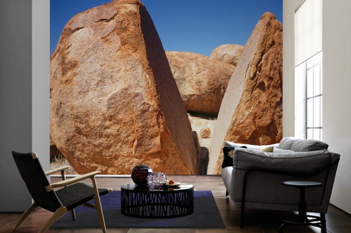 Im Wohnzimmer die Fototapete Australien, Devils Marbles auf einer großen Wand tapeziert. Die Fototapete Australien, Devils Marbles ist als Vlies-Fototapete im Wohnzimmer leicht zu tapezieren.