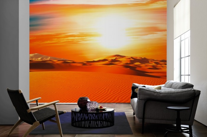 Im Wohnzimmer die Fototapete Sahara, Wüstenlandschaft auf einer großen Wand tapeziert. Die Fototapete Sahara, Wüstenlandschaft ist als Vlies-Fototapete im Wohnzimmer leicht zu tapezieren.