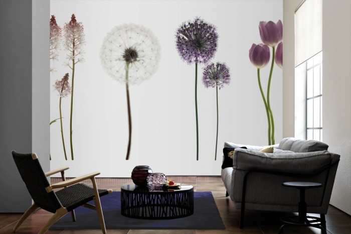 Im Wohnzimmer die Fototapete Blumen in Violett auf einer großen Wand tapeziert. Die Fototapete Blumen in Violett ist als Vlies-Fototapete im Wohnzimmer leicht zu tapezieren.