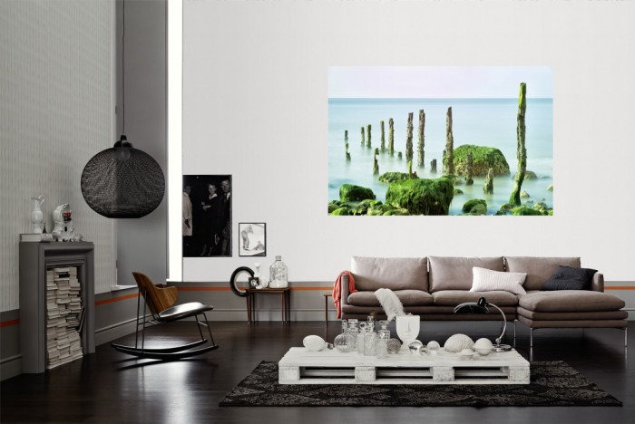 Die Fototapete Wellenbrecher im Meer der Normandie als Wandbild im Wohnzimmer. Die Vlies-Fototapete Wellenbrecher im Meer der Normandie verschönert als Wandbild Deine Wand.