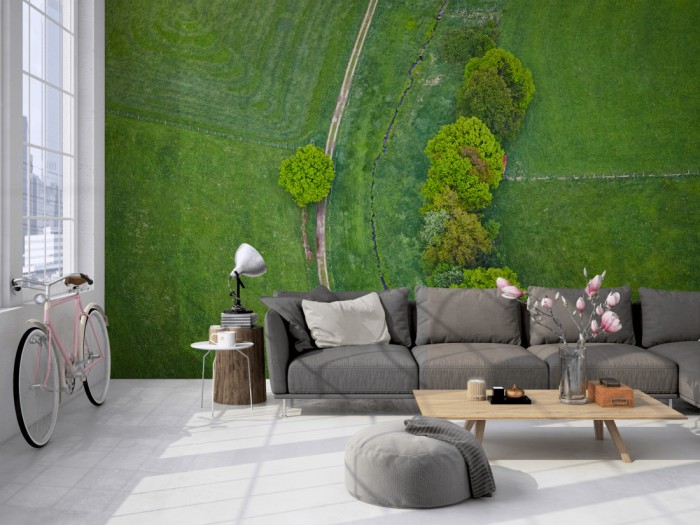 Die Fototapete Luftbild, Grüne Landschaft von oben auf einer großen Wand im Loft tapeziert. Die Fototapete Luftbild, Grüne Landschaft von oben wird individuell auf Deine Wand angepasst.