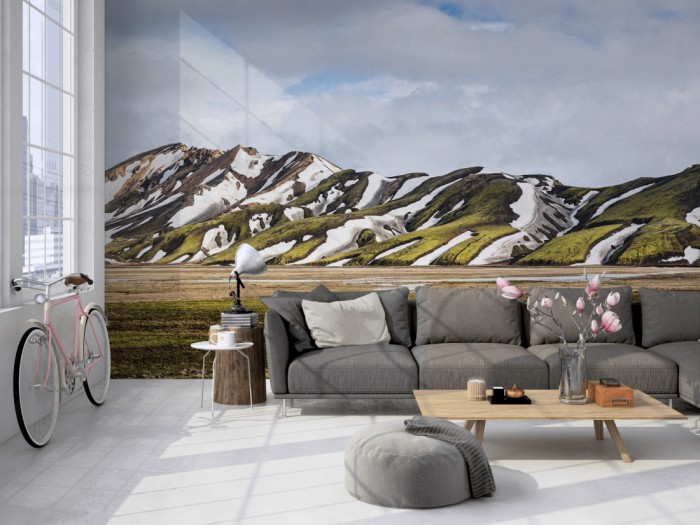 Die Fototapete Berge in Island auf einer großen Wand im Loft tapeziert. Die Fototapete Berge in Island wird individuell auf Deine Wand angepasst.