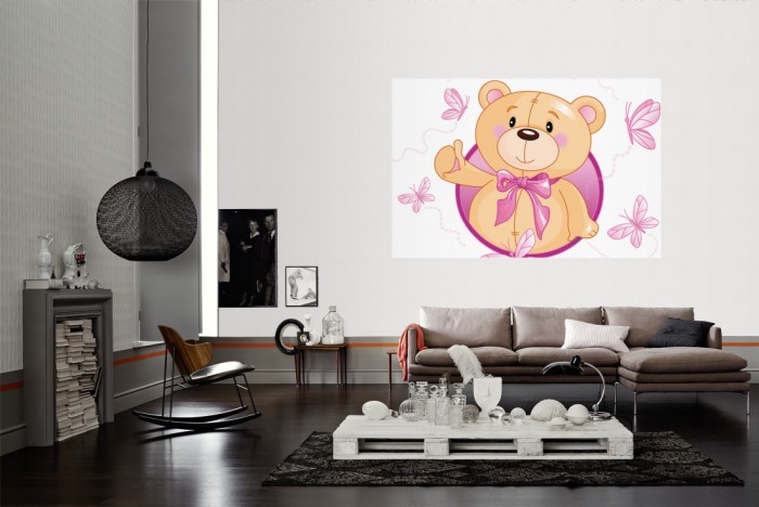 Die Fototapete Bär mit Schmetterlingen als Wandbild im Wohnzimmer. Die Vlies-Fototapete Bär mit Schmetterlingen verschönert als Wandbild Deine Wand.