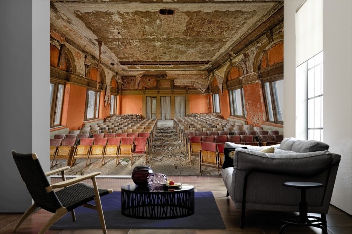Im Wohnzimmer die Fototapete Altes Theater in Belgien, Lost Places auf einer großen Wand tapeziert. Die Fototapete Altes Theater in Belgien, Lost Places ist als Vlies-Fototapete im Wohnzimmer leicht zu tapezieren.