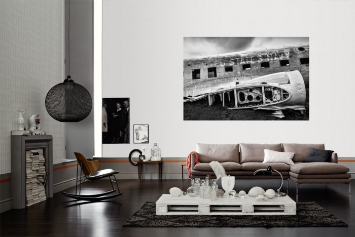 Die Fototapete Flugzeug Ruine US Navy, schwarz-weiß als Wandbild im Wohnzimmer. Die Vlies-Fototapete Flugzeug Ruine US Navy, schwarz-weiß verschönert als Wandbild Deine Wand.