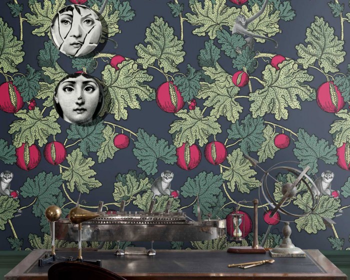 Die Fornasetti Tapete 114/1001 Frutto Proibito auf einer Wand tapeziert