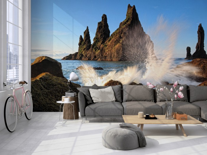 Die Fototapete Felsen im Meer auf einer großen Wand im Loft tapeziert. Die Fototapete Felsen im Meer wird individuell auf Deine Wand angepasst.