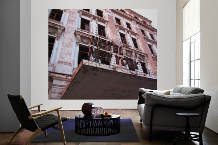 Die Fototapete New York Hotel, Lost Places als große Bildtapete im Wohnzimmer. Als Bildtapete ist die Fototapete New York Hotel, Lost Places ein besonderes Highlight auf Vliestapete.