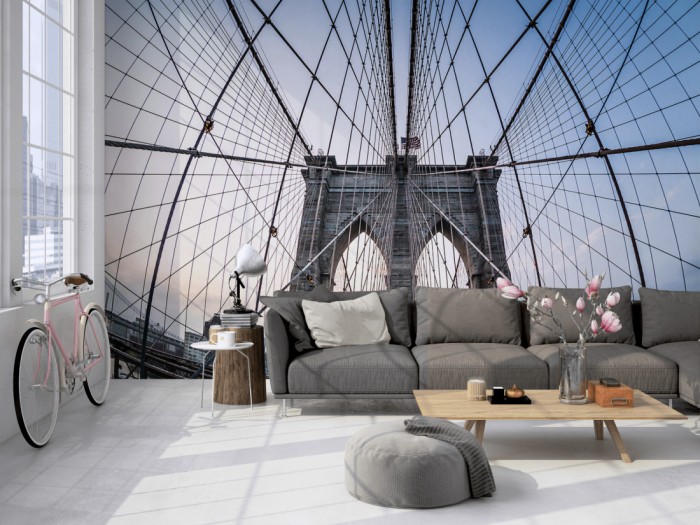 Die Fototapete Brooklyn Bridge in New York, Manhattan auf einer großen Wand im Loft tapeziert. Die Fototapete Brooklyn Bridge in New York, Manhattan wird individuell auf Deine Wand angepasst.